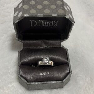 Silver tone Ring with Diamond like Stone
Size 7